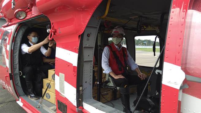 高雄市長陳其邁10日早結束市政總質詢後直奔小港機場，原定與3名隨行市府局處首長搭乘黑鷹直升機前往災區，飛機下午1時起飛，飛行約30分鐘抵達六龜孤兒院時，因雲幕高加上山區天候不佳，中途折返。(空勤總隊提供／劉宥廷高雄傳真)