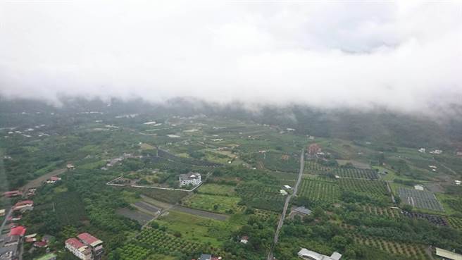 據了解，因隘口雲幕高約500呎，預判山區天候狀況不佳，考量安全兩架直升機中途折返，但會先將物資優先運送，慰問部分後面會再協調，是否再找合適時間前往災區。(空勤總隊提供／劉宥廷高雄傳真)