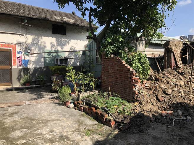 台中市太平区新光路一带的「番仔路庄」林家祖厝日前因水电工修水管开挖，自救会指称被人找来怪手剷平。（冯惠宜摄）