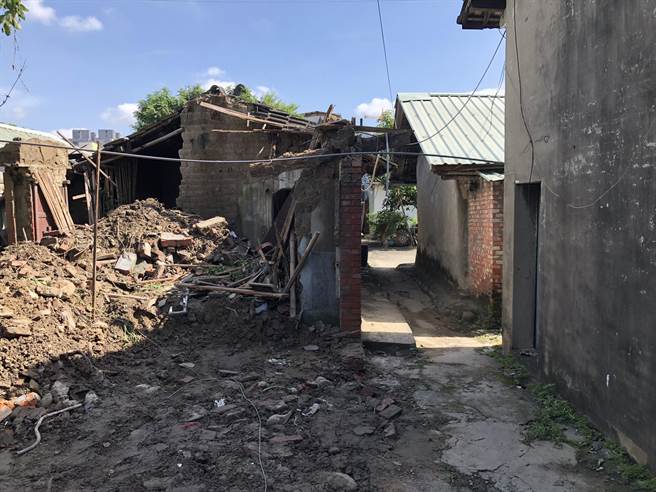 台中市太平区新光路一带的「番仔路庄」林家祖厝日前因水电工修水管开挖，自救会指称被人找来怪手剷平。（冯惠宜摄）