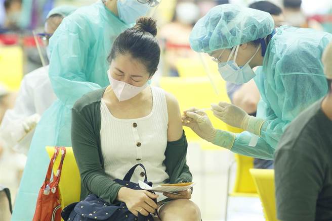 林氏璧認為，高端應該會照步驟來，隔28天就打第二劑疫苗，「沒有人說要延後第二劑」。圖為台北花博接種站，民眾接種時表情痛苦。（資料照／張鎧乙攝）
