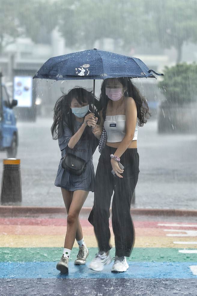 台北市突如其來的午後雷陣雨讓西門町行人措手不及。（杜宜諳攝）