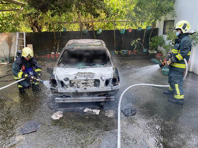 高雄市旗山区空地火烧车，警消赶到发现车主被烧成焦尸。(高雄市消防局提供／林雅惠传真)