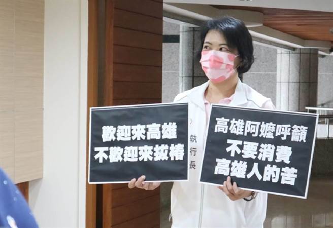 多次踢爆国民党特权偷打疫苗的高雄市左楠区议员拟参选人黄侦琳前往举牌抗议，痛批朱立伦将高雄当作党主席之争的工具，疾呼他别消费高雄人的伤痛。（柯宗纬翻摄）