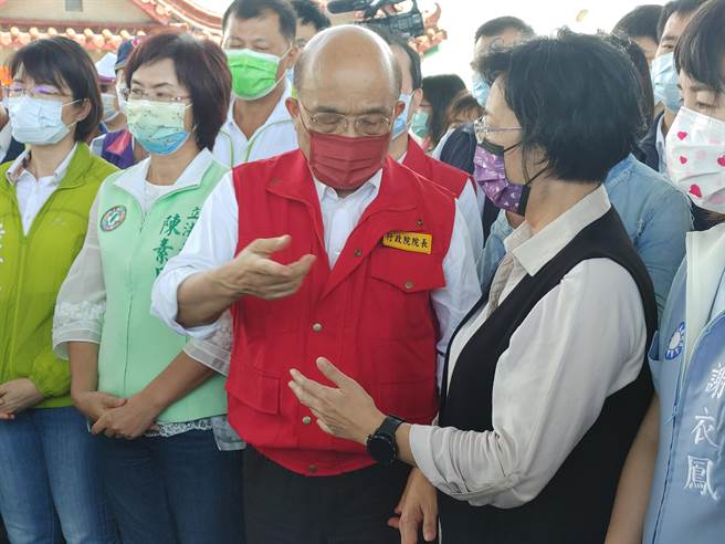 报告中王惠美与苏贞昌讨论治水设施问题。(吴建辉摄)