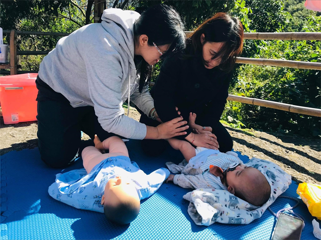 至善基金会从2年前推动原住民妈妈安心专车提供产检接送服务、也提供婴幼儿照顾协助，让原民妈妈生育没有后顾之忧。（至善基金会提供／林良齐台北传真）