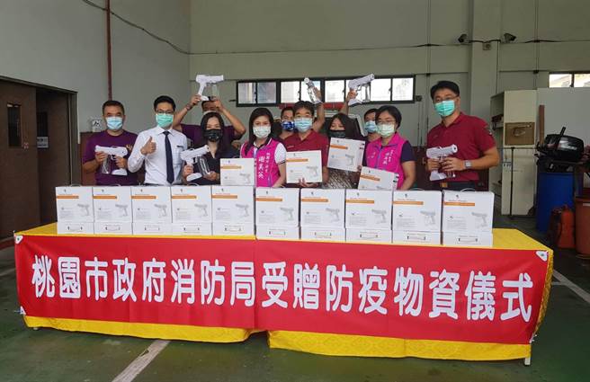 亚运保龄球馆公关吴佳淑与桃园市议员谢美英共同捐赠消防人员防疫物资。（消防局提供／吕筱蝉桃园传真）