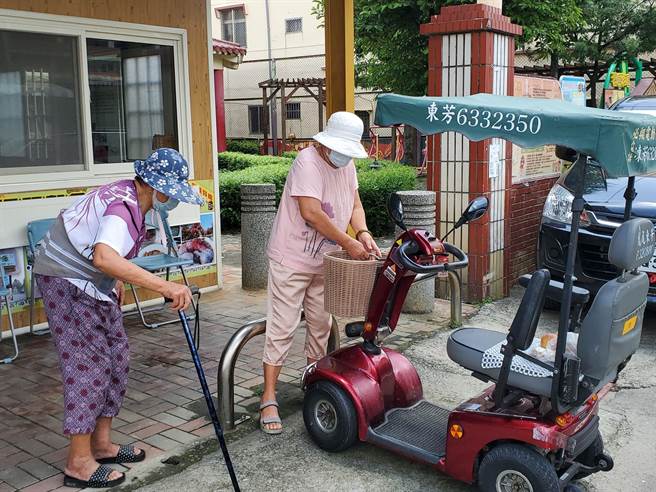 虎尾镇崛头里长青食堂恢復供餐，老人骑电动车取餐。（周丽兰摄）