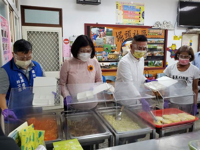 虎尾镇崛头里长青食堂恢復供餐，取餐台前加装隔板，左起县府社会处长林文志、县长张丽善、虎尾镇长丁学忠视察帮忙打菜。（周丽兰摄）
