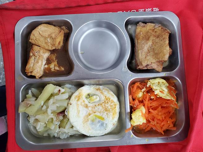 老人家称在志工煮得好吃。（周丽兰摄）