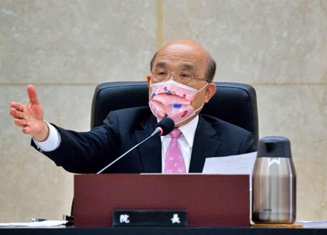 行政院长苏贞昌在党内派系立委眾叛亲离下，衔蔡英文总统之命亲与立院党团沟通，终于点头不收老百姓1000元，改普发5000元振兴券。要顽强如苏贞昌低头向马英九消费券版看齐，几乎动用民进党全党力量，这岂不是自找的麻烦。（资料照／行政院提供）