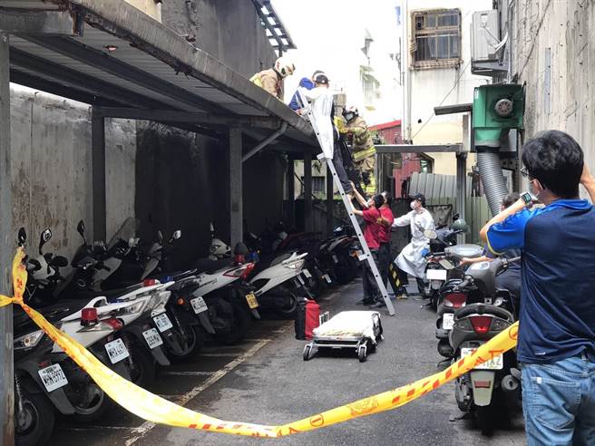 有基隆一名女子於5樓高摔落至警局交通隊旁1樓遮雨棚。（陳彩玲攝）