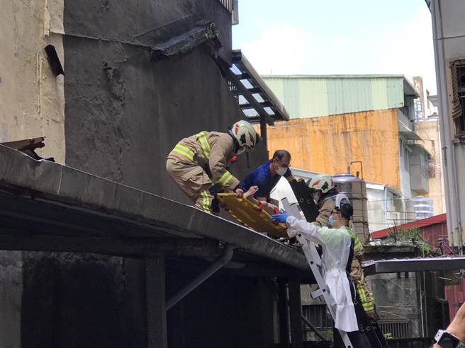 有基隆一名女子於5樓高摔落至警局交通隊旁1樓遮雨棚。（陳彩玲攝）