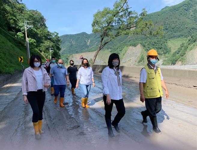 高雄市议会副议长陆淑美（右二）继昨号召各界捐赠物资到原乡后，今日再度携手蓝营议员深入桃源灾区实地勘灾，了解灾区重建的在地民意。（柯宗纬翻摄）