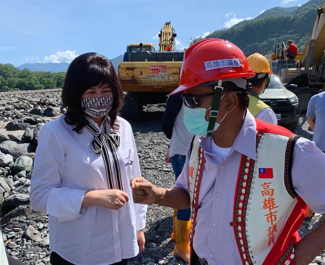 高雄市议会副议长陆淑美（左）继昨号召各界捐赠物资到原乡后，今日再度携手蓝营议员深入桃源灾区实地勘灾，了解灾区重建的在地民意。（柯宗纬翻摄）