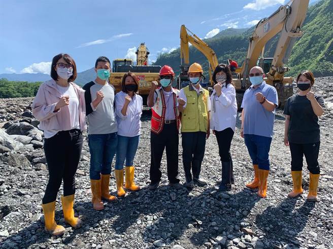 高雄市议会副议长陆淑美（右三）今日再度携手蓝营议员深入桃源灾区实地勘灾，了解灾区重建的在地民意。（柯宗纬翻摄）