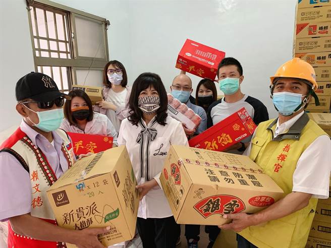 高雄市议会副议长陆淑美（中）今日再度携手蓝营议员深入桃源灾区实地勘灾，了解灾区重建的在地民意。（柯宗纬翻摄）