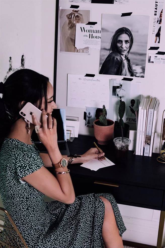 宅在家居家上班，寿险健康调查显示，民眾狂追剧、网购，6成运动量明显不足。(资料照)