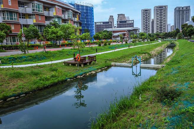 竹北市东兴圳以卵石迭砌圳道，植栽设计尽量保持原有林相，并大量种植草皮绿化。（罗浚滨摄）