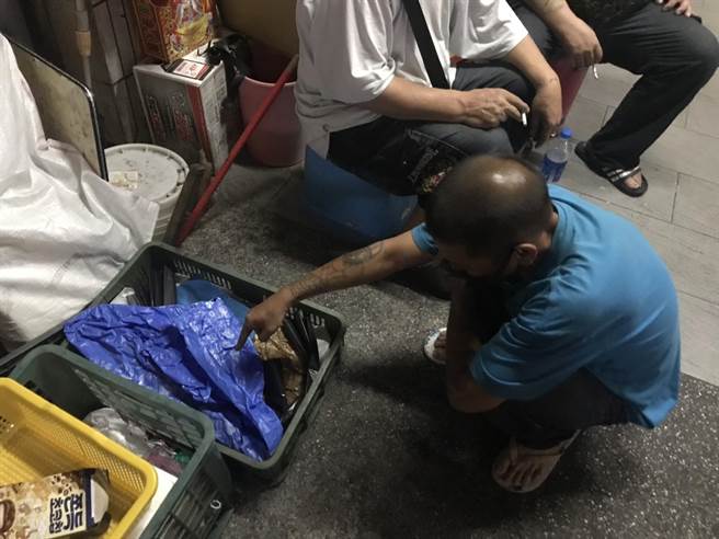 55岁游姓游民弄坏郑姓游民手机，却拒付维修费用，9日晚间10时许，双方在新北市新庄区公园路运动中心广场发生衝突（翻摄照片／戴上容新北传真）