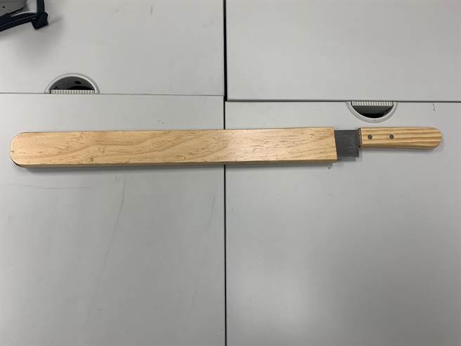 游民郑男一时情绪失控，持西瓜刀朝游男挥砍（翻摄照片／戴上容新北传真）