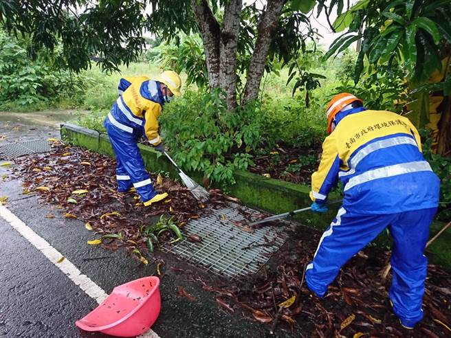 雨後大清消，台南市環保局清潔人員共清出46.1公噸廢棄物。（環保局提供／洪榮志台南傳真）