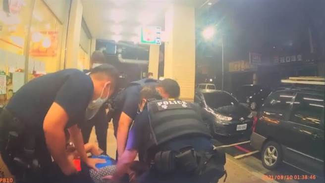 新庄44岁可疑男遇盘查出手推倒警员　拔腿狂奔10分钟内遭压制逮捕（翻摄照片／戴上容新北传真）