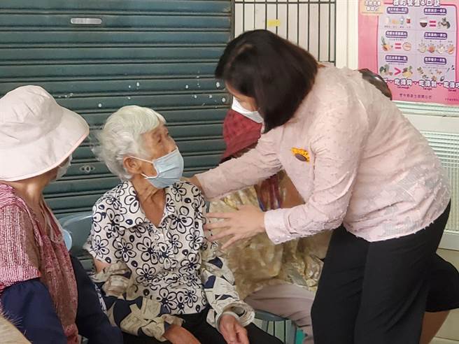 云林县长张丽善今（10日）宣布，80岁至89岁敬老金从2000元增为3000元，预算增加3200万元，感谢台塑企业赞助。（周丽兰摄）