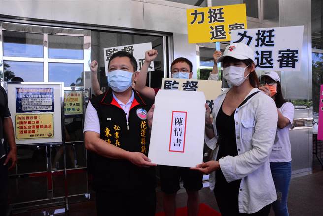 反卜蜂自救联盟聚集约20人，上午到县议会举牌表达诉求，要求在接下来的定期大会能重新订定新设置畜牧场管理自治条例，议会秘书长陈德惠代表接受陈情书。（王志伟花莲传真）