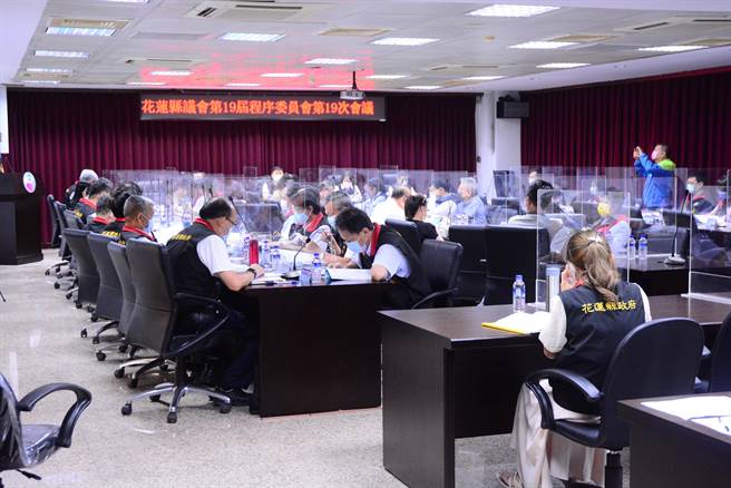 「花莲县新设置畜牧场管理自治条例」送程序委员会讨论，先同意将此案列入临时大会议程审议。（王志伟花莲传真）