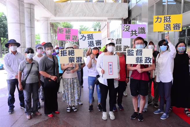 花莲反卜蜂自救联盟今天到花莲县议会提交陈情书，提出3诉求：「农舍、遵守原基法、距离住宅500公尺以上」，希望议员把关。（王志伟花莲传真）