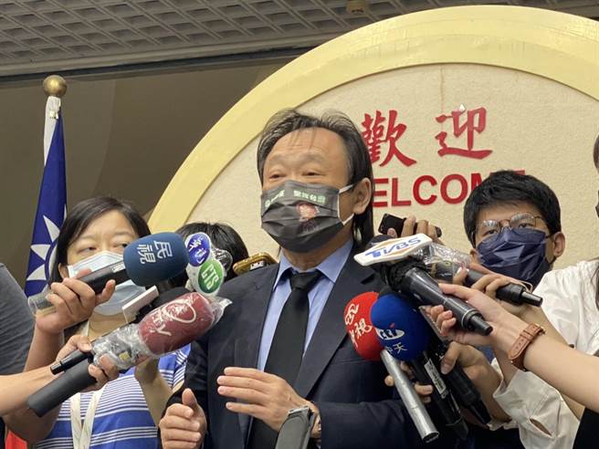 台北市議員王世堅批行政院振興五倍券，他要「寧鳴而死」地做「孩子的楷模」，並理直氣壯地回嗆表示「憑什麼乞丐趕廟公？做錯事的人還要講對話的人離開」。（張薷攝）