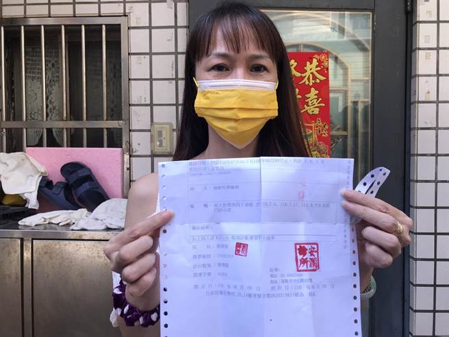 研究室隔壁3栋的住家许小姐皮肤发痒，数次就医仍復发。（陈彩玲摄）