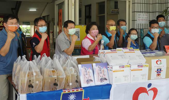 挺警消，台中市议员林碧秀（左4）、台湾省慈意爱心会、大里区青年工作委员会等，10日前往台中市警察局雾峰分局捐赠防疫物资，雾峰分局长陈家铭（左3）代表接受。（黄国峰摄）