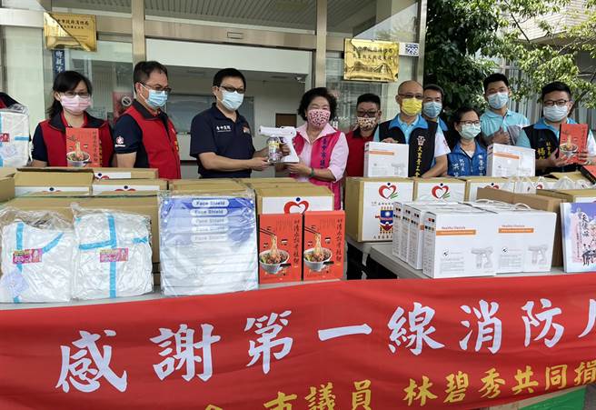 挺警消，台中市议员林碧秀（左4）、台湾省慈意爱心会、大里区青年工作委员会等，10日前往台中市消防局第三大队捐赠防疫物资，第三大队大队长詹仁（左3）代表接受。（林碧秀议员服务处提供／黄国峰台中传真）