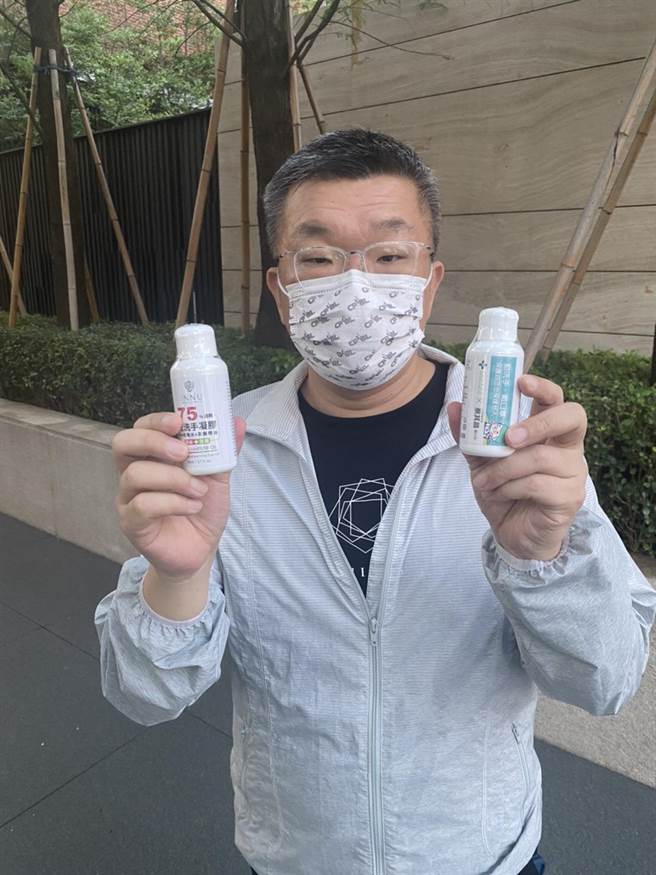 立法院副院长蔡其昌结合台湾北医盟，募集乾洗手捐给台中乡亲。（台湾北医盟提供／陈淑娥台中传真）