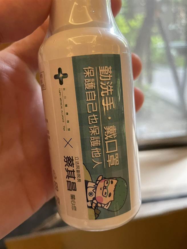 立法院副院长蔡其昌结合台湾北医盟，募集乾洗手捐给台中乡亲。（台湾北医盟提供／陈淑娥台中传真）