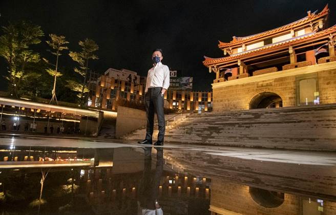 新竹市长林智坚号召「艺术回归」，将200年古蹟东门圆环变身「超广角」环形剧场，15日晚间8点半将举办「新竹光临艺术节─光之岛」线上直播首映。（新竹市政府提供／陈育贤新竹传真）