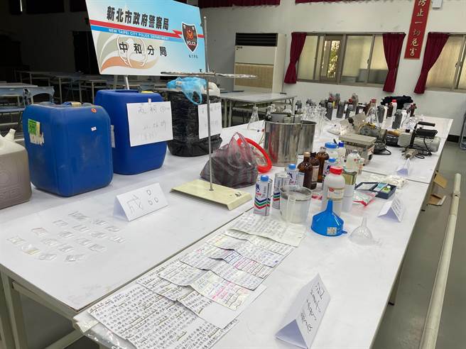 警方查扣大批製毒原料70餘公斤、製毒手冊及製毒工具、PID溫控機、真空機、燒杯等證物。（葉書宏攝）