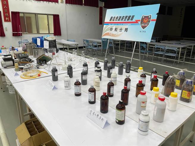 警方查扣大批製毒原料70餘公斤、製毒手冊及製毒工具、PID溫控機、真空機、燒杯等證物。（葉書宏攝）