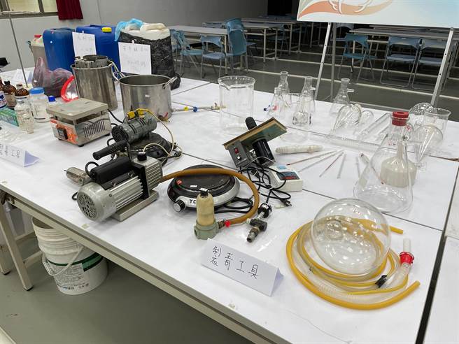 警方查扣大批製毒原料70餘公斤、製毒手冊及製毒工具、PID溫控機、真空機、燒杯等證物。（葉書宏攝）