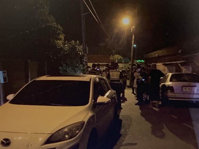 云林县四湖乡溪尾村昨（9日）晚间9点多发生5人驾驶2辆车到被害人住宅衝突，导致被害人及其他3人受伤，台西警分局驰赴现场处理。 （台西警分局提供）