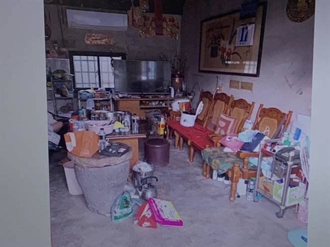 云林县四湖乡溪尾村昨（9日）晚间9点多发生5人驾驶2辆车到被害人住宅发生衝突，现场一片凌乱。（台西警方局提供）