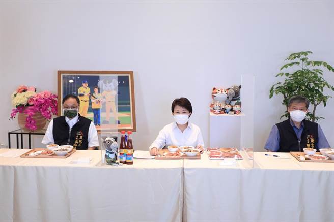 台中市长卢秀燕10日脸书直播分享去年入选必比登的「阿坤麵」、「富贵亭饮食店」美食。（台中市府提供／卢金足台中传真）