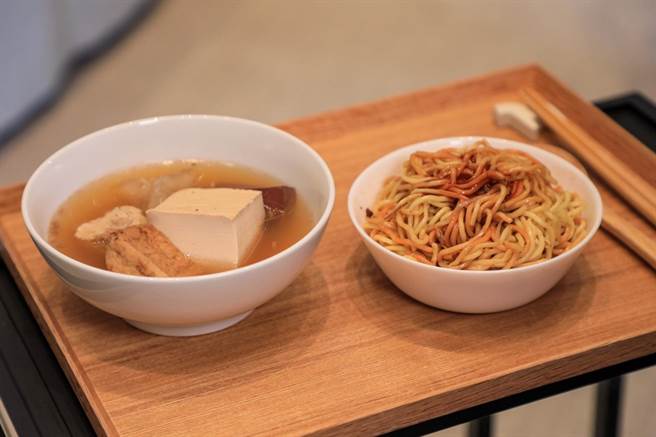 台中老字号的「阿坤麵」，是很多台中人从小吃到大的回忆，菜单主食只有乾麵和汤品。（台中市府提供／卢金足台中传真）