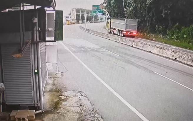 砂石车肇事后驶离现场，仍难逃法网。（民眾提供／廖志晃南投传真）