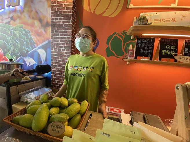 疫情降级，陆续有外县市游客到台东旅游，然而纵谷地区农会农产品买气仍不如以往。（蔡旻妤摄）