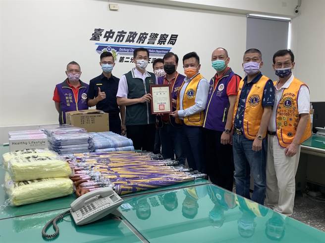 台中市時代獅子會前往中市警二分局文正派出所捐贈防疫物資，替警察同仁加油打氣。（台中市第二分局提供／馮惠宜台中傳真）