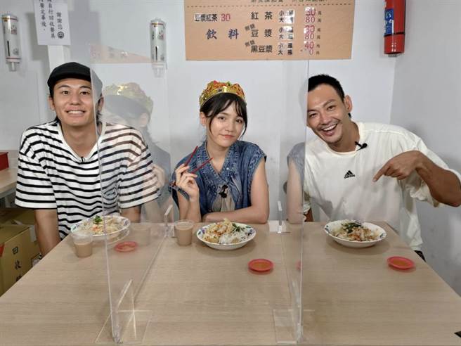 主持人风田（左起）、朵拉、威廉暌违近3个月搭挡主持《食尚玩家》。（TVBS提供）