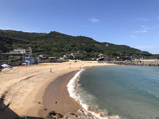 基隆大武崙沙灘明天起對外開放。（陳彩玲攝）